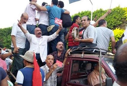 الفنانين المصريين يصرخون: إرحل مش عايزينك